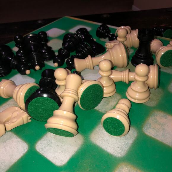 Large Painted Chess Set - Green & White - Picture 7 of 9